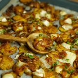 Smashed potatoes med chevre och karamelliserad lök