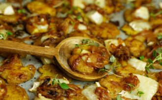 Smashed potatoes med chevre och karamelliserad lök