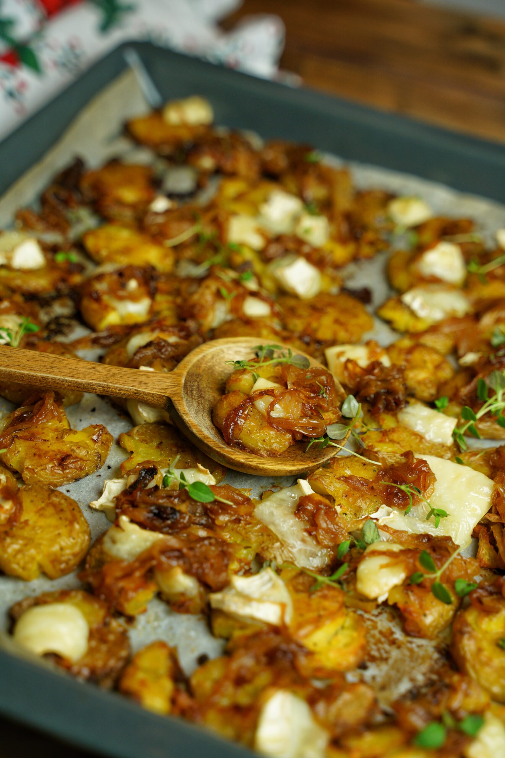 Smashed potatoes med chevre och karamelliserad lök